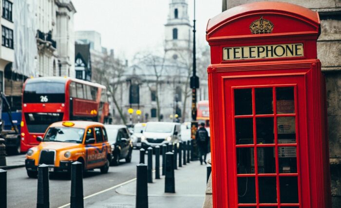 Na zdjęciu charakterystyczna londyńska czerwona budka telefoniczna.
