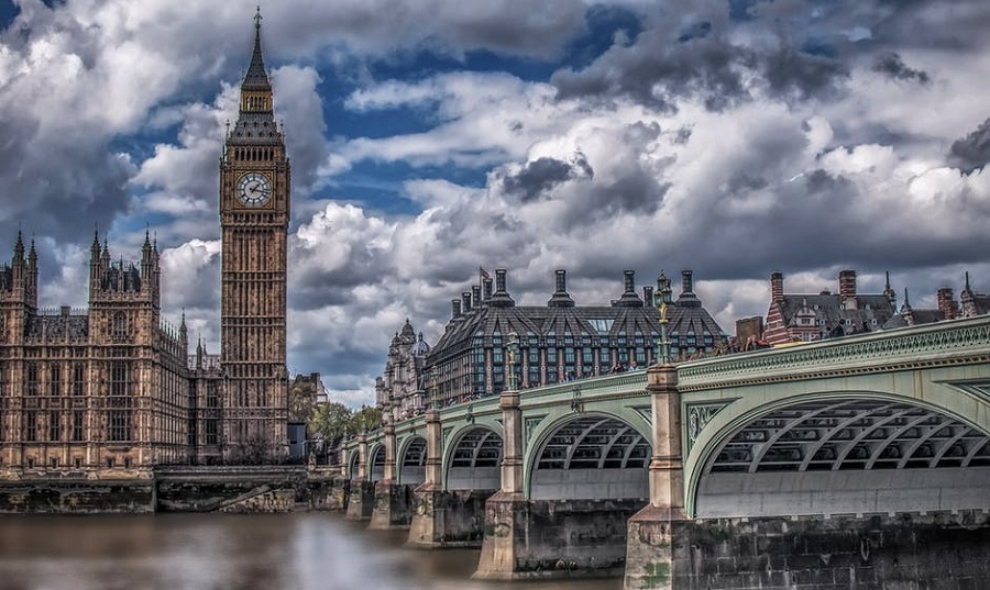 Na zdjęciu widok na londyński most i wieżę z zegarem.