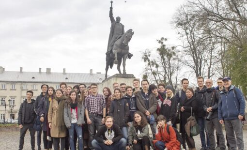Na zdjęciu klasa wraz z nauczycielami pod pomnikiem Jana Zamoyskiego w Zamościu.