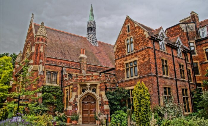 Na zdjęciu zabytkowe zabudowania uniwersytetu w Cambridge.