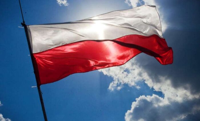 Na zdjęciu flaga Polski na tle nieba.