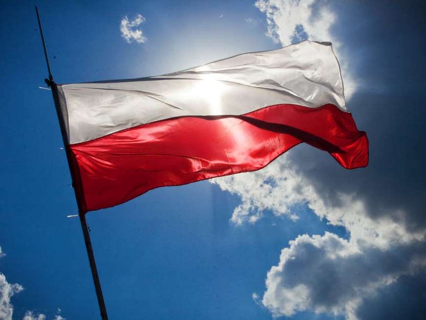 Na zdjęciu flaga Polski na tle nieba.