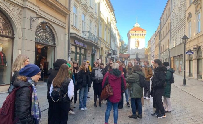 Na zdjęciu uczniowie na krakowskiej ulicy.