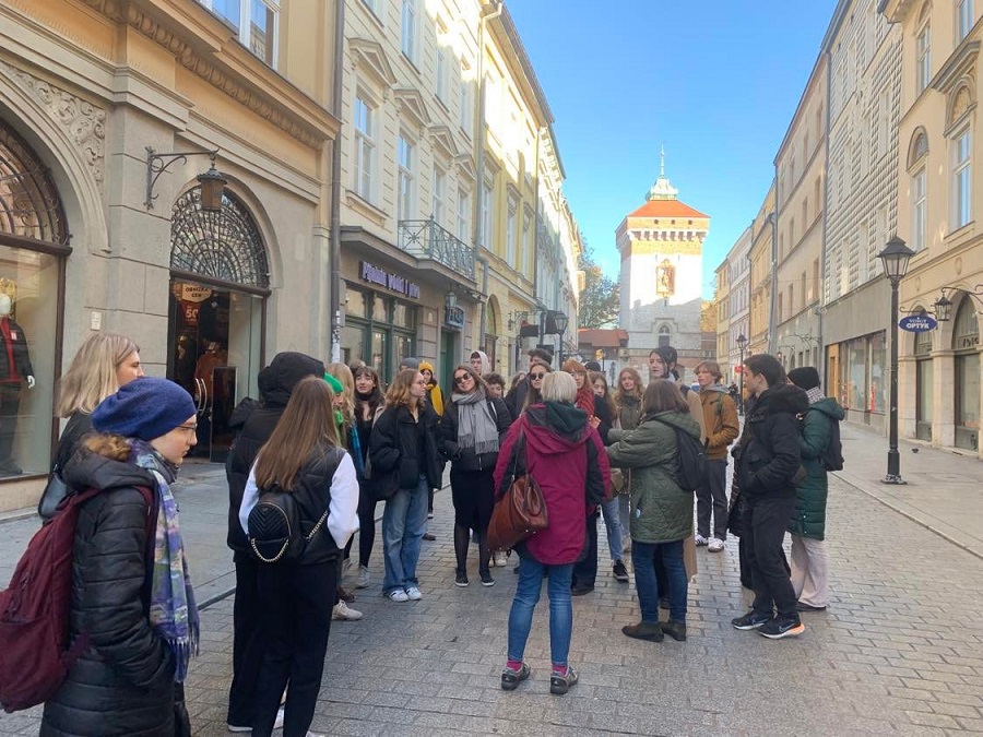 Na zdjęciu uczniowie na krakowskiej ulicy.