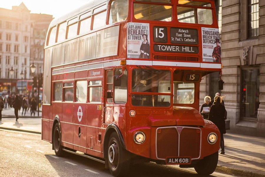 Na zdjęciu czerwony piętrowy autobus.