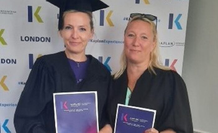 Na zdjęciu dwie uczestniczki kursu po uroczystym rozdaniu dyplomów.