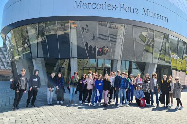 Na zdjęciu młodzież przed budynkiem Muzeum Mercedes Benz.