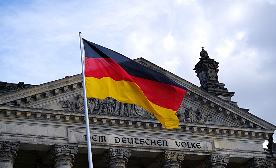 Na zdjęciu niemiecka flaga powiewająca na wietrze.