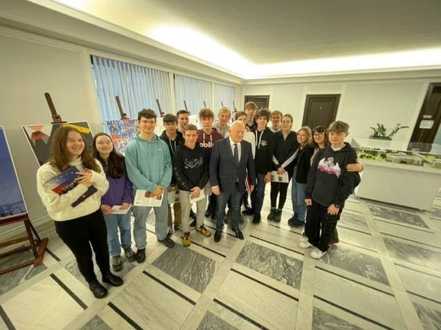 Na zdjęciu grupa uczniów z posłem Millerem w holu budynku senatu.