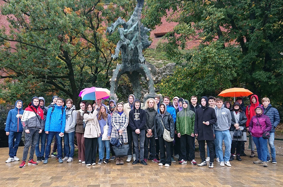 Na zdjęciu trzydziestoosobowa grupa uczniów w Krakowie przy pomniku smoka wawelskiego.