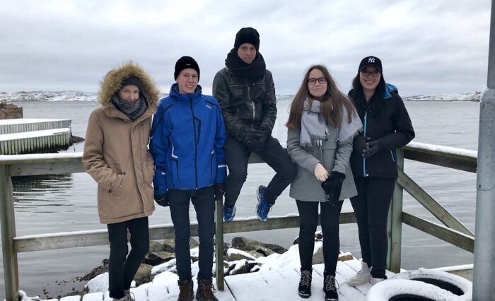 Na zdjęciu grupa młodzieży na tle zimowego szwedzkiego krajobrazu.