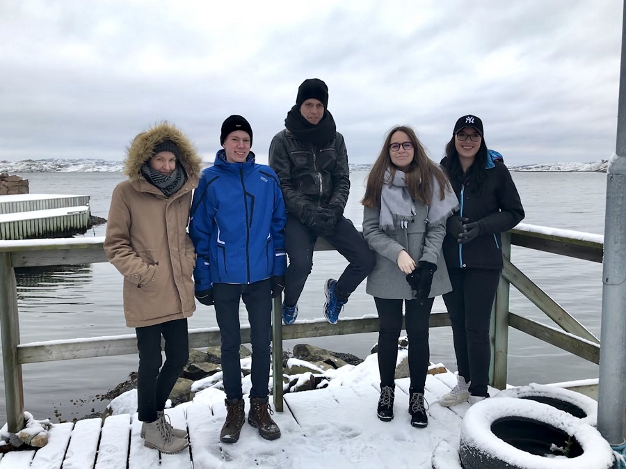Na zdjęciu grupa młodzieży na tle zimowego szwedzkiego krajobrazu.