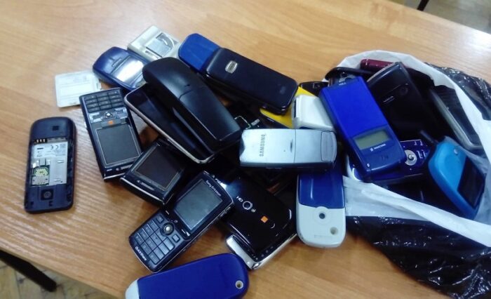 Na zdjęciu kilkanaście starych telefonów komórkowych.