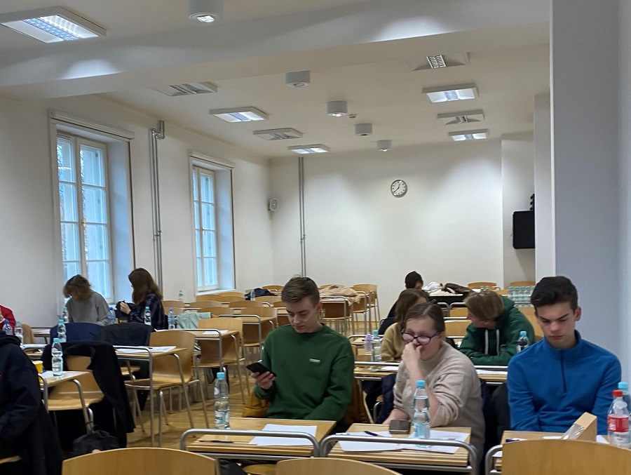 Na zdjęciu uczniowie siedzą w sali wykładowej podczas warsztatów.