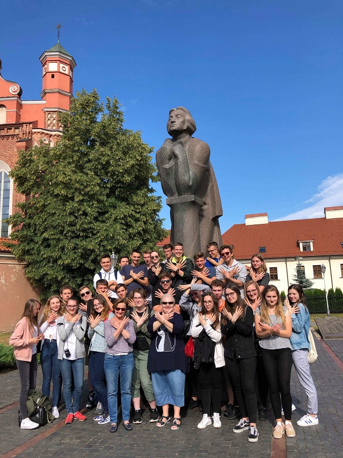 Na zdjęciu uczniowie i opiekunowie pod pomnikiem Mickiewicza.