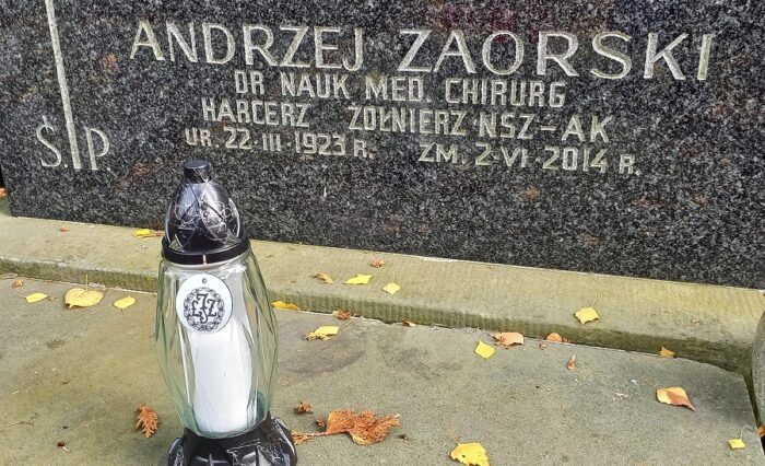 Na zdjęciu znicz na grobie Andrzeja Zaorskiego.