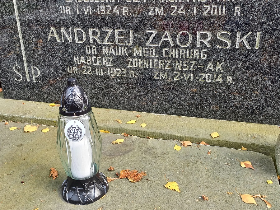 Na zdjęciu znicz na grobie Andrzeja Zaorskiego.