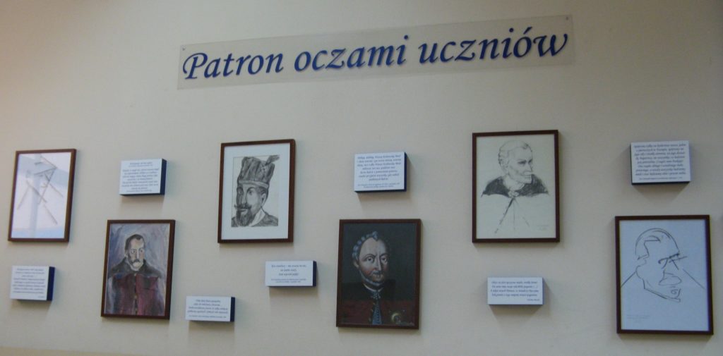 Na zdjęciu galeria obrazów przedstawiających postać patrona szkoły Jana Zamoyskiego.
