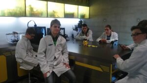 Na zdjęciu grupa młodzieży na zajęciach w laboratorium Centrum Nauki Kopernik.