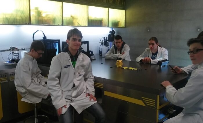 Na zdjęciu grupa młodzieży na zajęciach w laboratorium Centrum Nauki Kopernik.