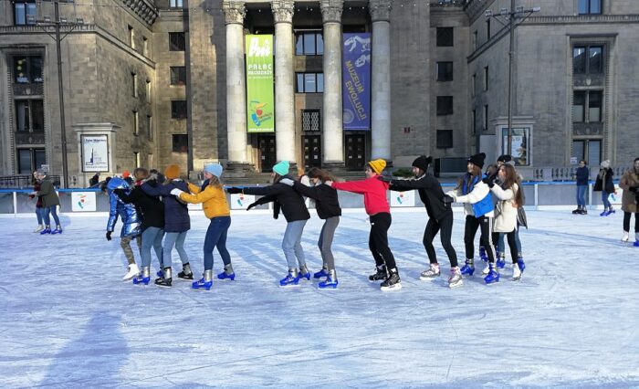 Na zdjęciu grupka uczennic na lodowisku przed Pałacem Kultury.
