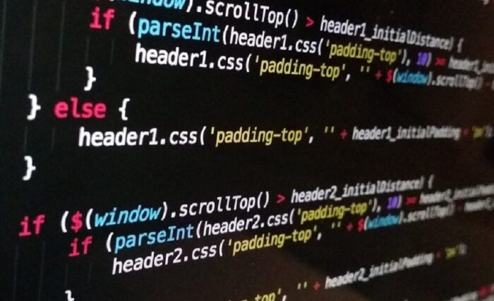 Na zdjęciu ekran komputerowy i zapis w języku html - kolorowe litery na czarnym tle.