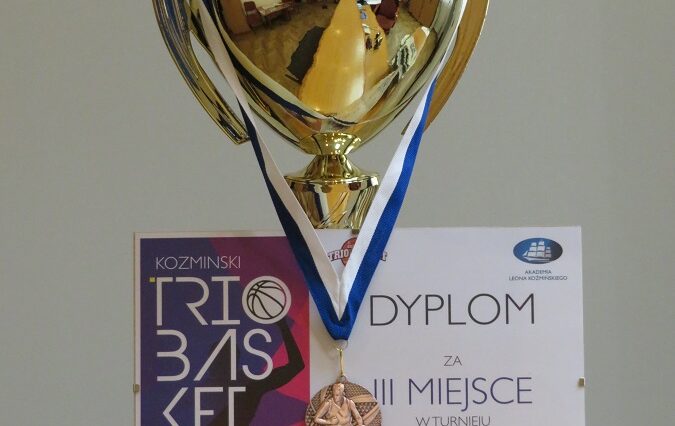 Na zdjęciu złoty puchar i brązowy medal oraz dyplom za zajęcie III miejsca w turnieju Trio Basket.