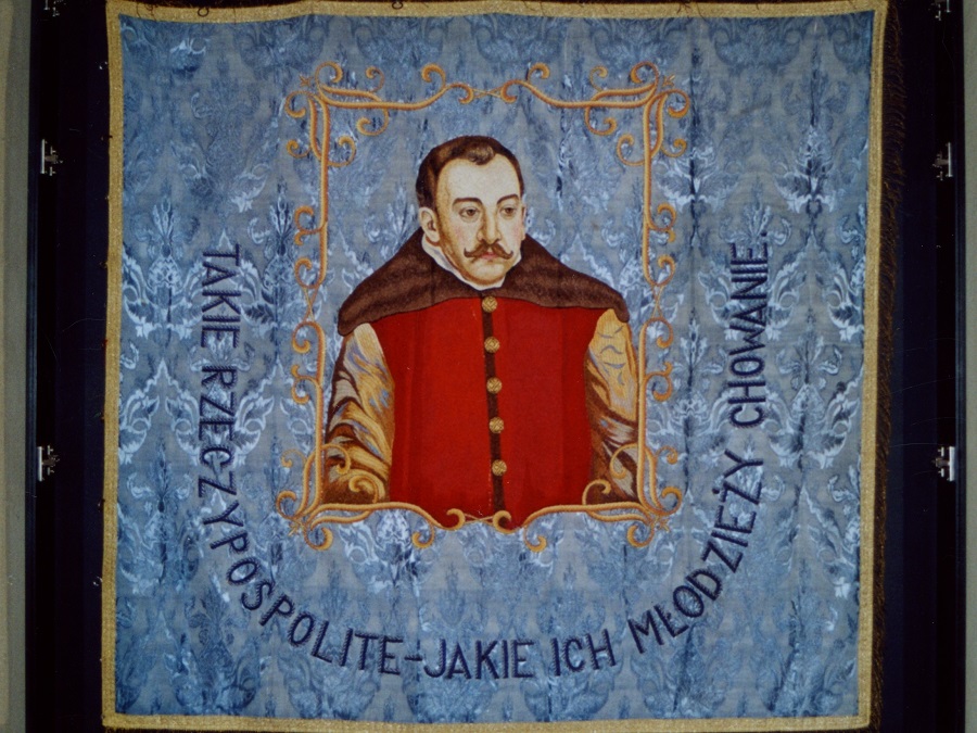 Na zdjęciu sztandar z wizerunkiem Jana Zamoyskiego.