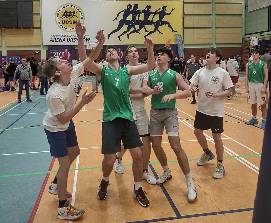Na zdjęciu grupa chłopców podczas meczu koszykówki.