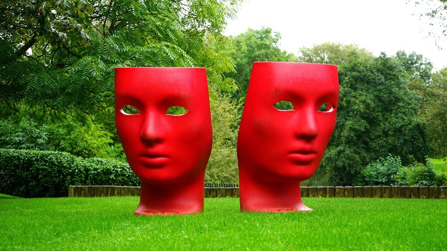 Na zdjęciu dwie czerwone maski.