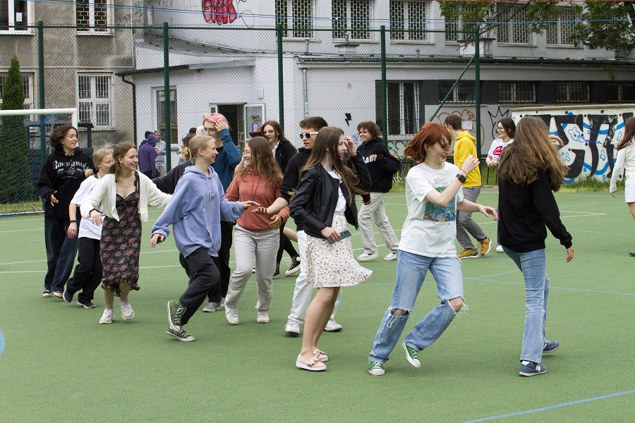 Na zdjęciu tańcząca grupa młodzieży.