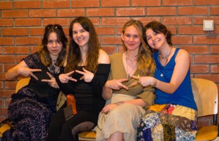 Na zdjęciu cztery dziewczyny reprezentujące szkołę w Lidze Debatanckiej.