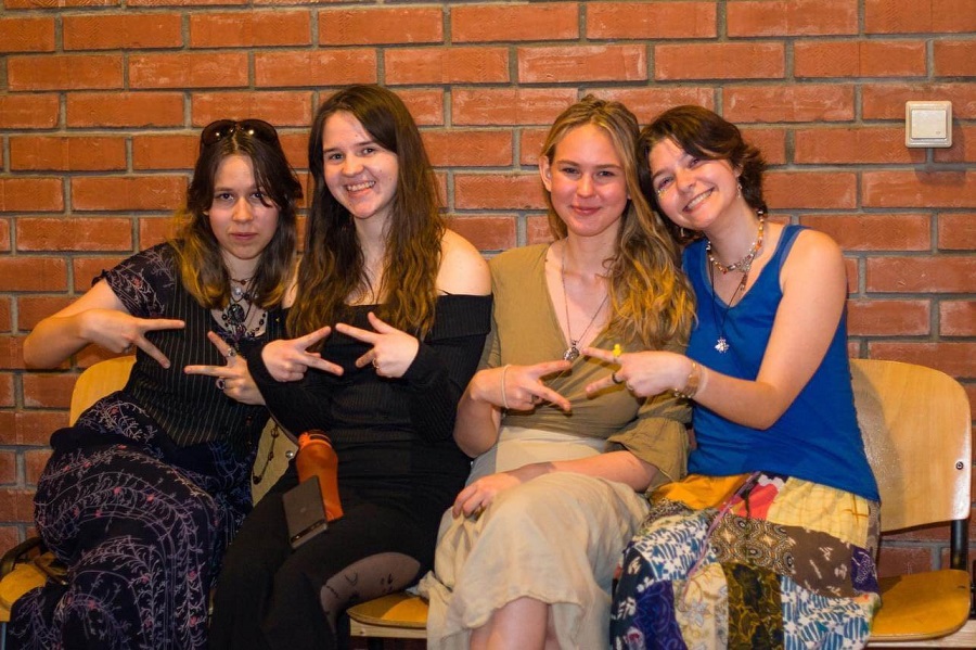 Na zdjęciu cztery dziewczyny reprezentujące szkołę w Lidze Debatanckiej.