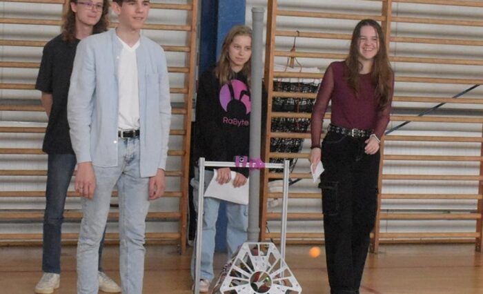 Na zdjęciu młodzież z koła robotycznego podczas prezentacji robota.
