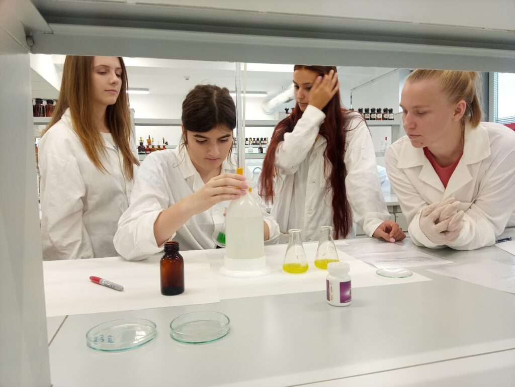Na zdjęciach młodzież podczas zajęć laboratoryjnych na Wydziale Farmacji.