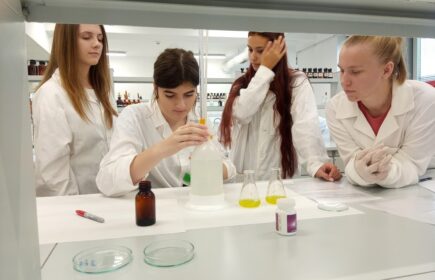 Na zdjęciach młodzież podczas zajęć laboratoryjnych na Wydziale Farmacji.