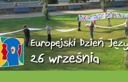 Na zdjęciu logo Europejskiego Dnia Języków na tle bawiących się na trawie dzieci.