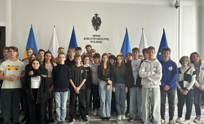 Na zdjęciu grupa uczniów w holu budynku Sejmu.