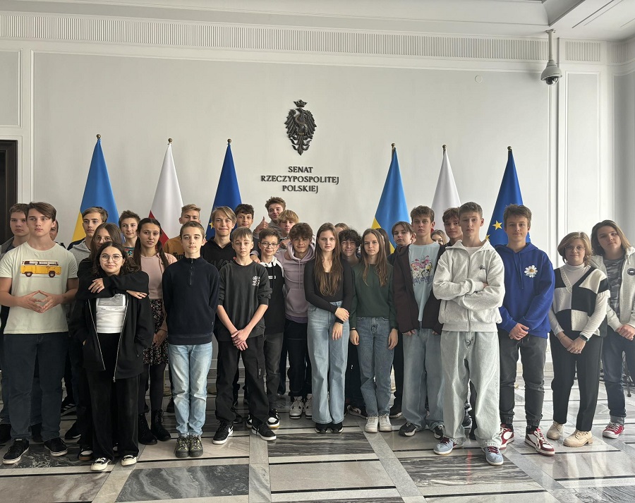 Na zdjęciu grupa uczniów w holu budynku Sejmu.