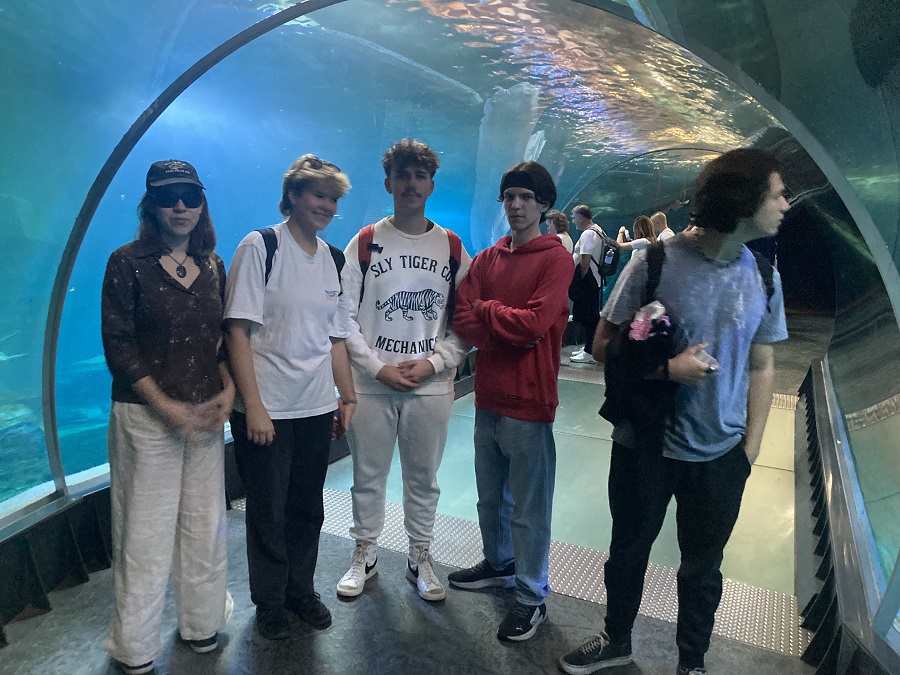 Na zdjęciu grupa uczniów podczas zwiedzania ZOO.