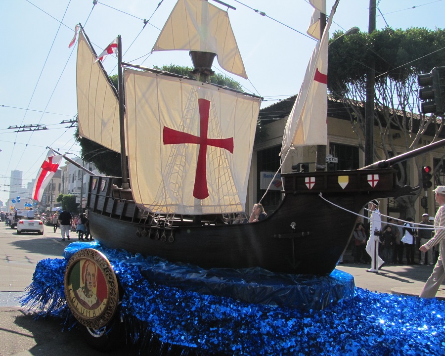 Na zdjęciu żaglowiec podczas parady z okazji Dnia Kolumba.