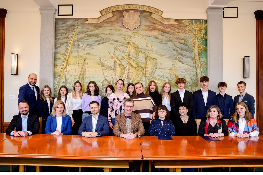 Na zdjęciu dyrekcja, władze uczelni oraz uczniowie podczas wspólnego spotkania przy okazji podpisywania umowy patronackiej.