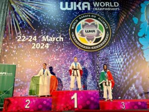Na zdjęciu uczennica na podium podczas Mistrzostw Świata w Karate.