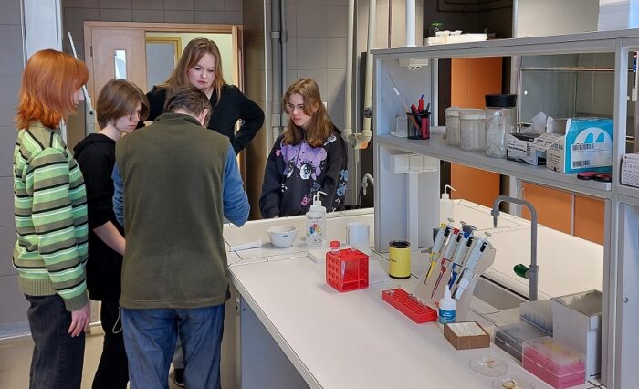 Na zdjęciu uczniowie podczas zajęć w laboratorium.