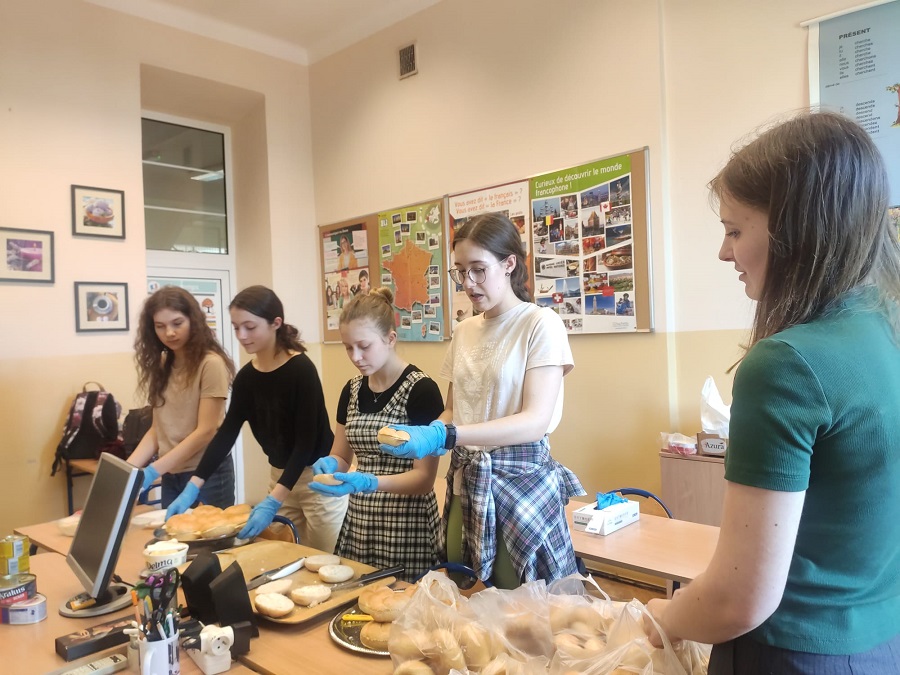 Na zdjęciu wolontariusze podczas przygotowywania kanapek.