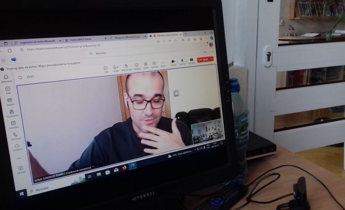 Na zdjęciu ekran komputera i native podczas spotkania.