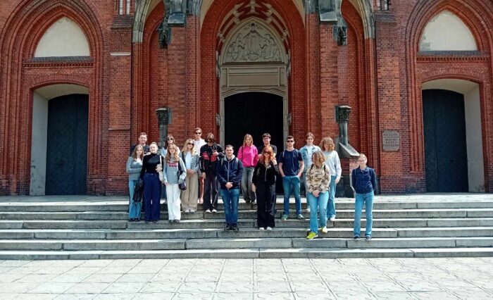 Na zdjęciu uczniowie przed kościołem w Żyrardowie.