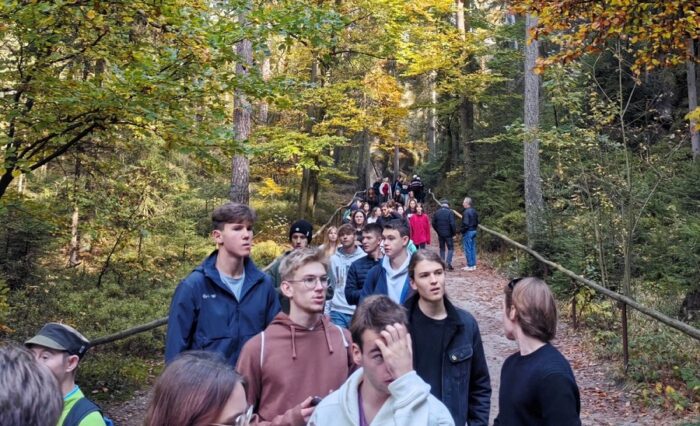 Na zdjęciu uczniowie podczas spaceru po Skalnym Mieście.